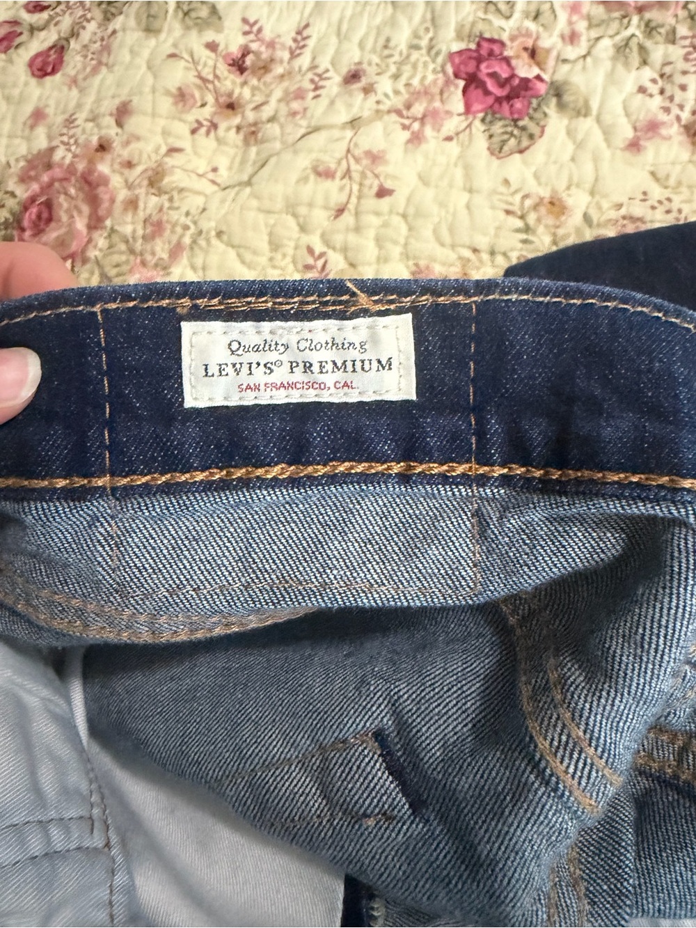 Levi's Indigo Blue Denim Jeans with Signature Red Tab - Picture 5 of 5